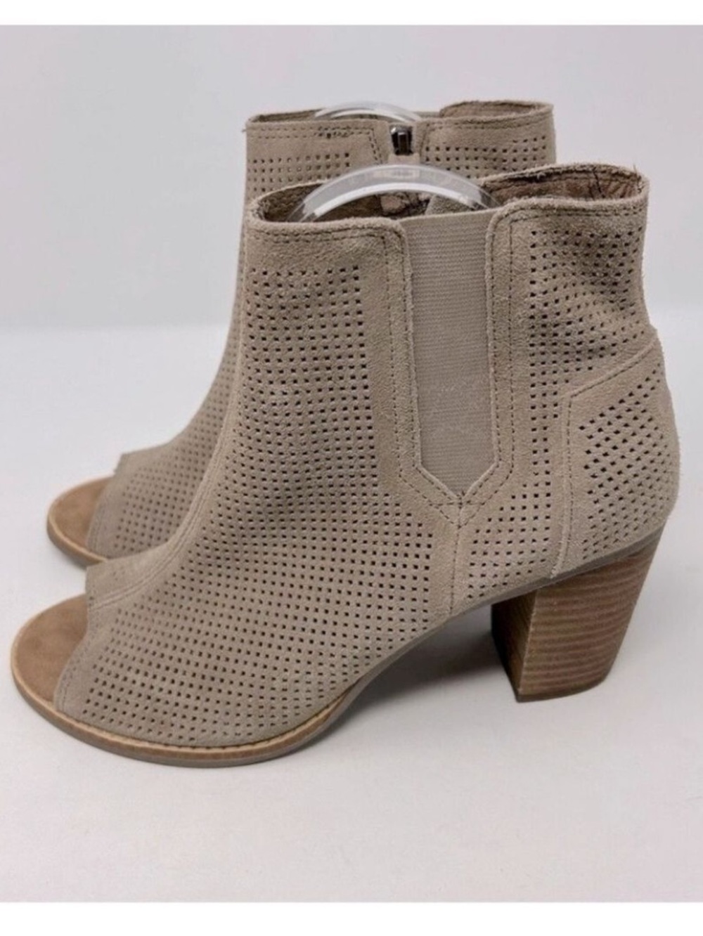 TOMS Suede Heeled Ankle Boots Open Toe Taupe Tan Gray Size 8 Perforated Bohemian - Picture 11 of 11